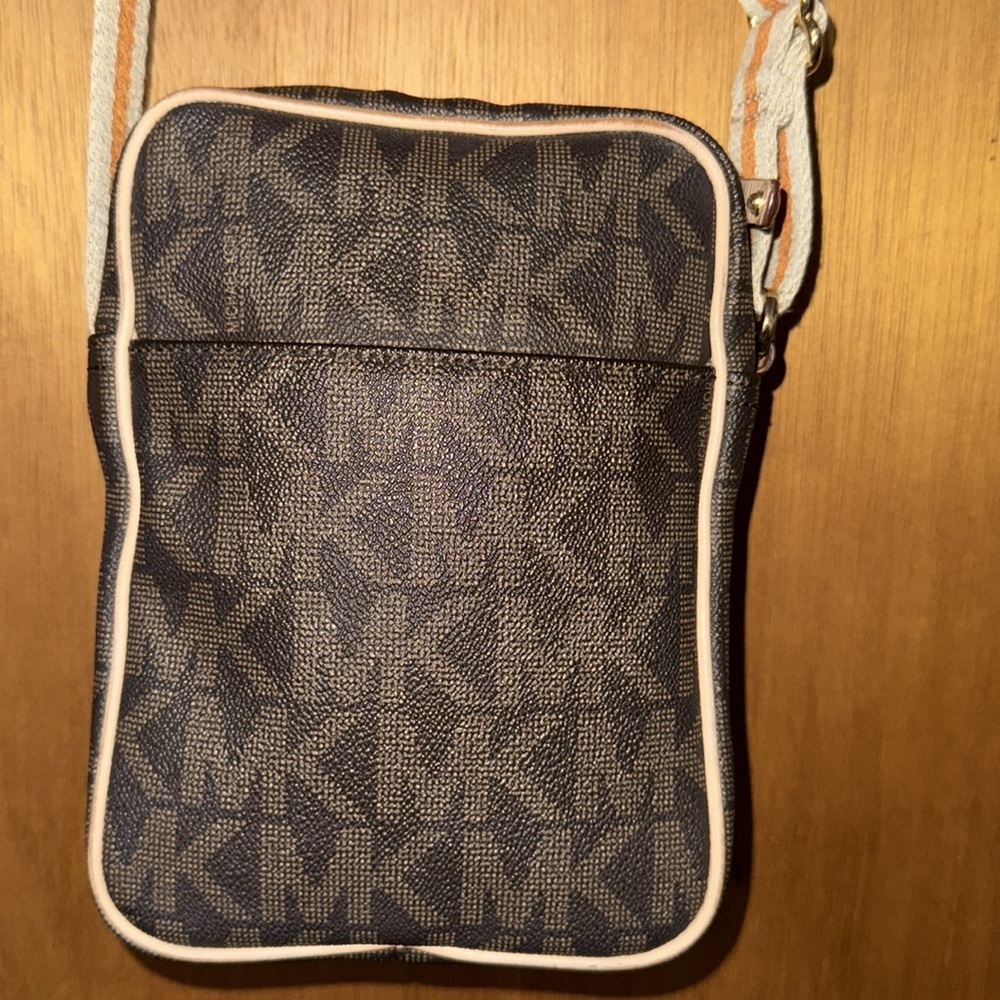 •MICHAEL KORS•BROWN & TAN JET SET TRAVEL FLIGHT BAG W/SIGNATURE MK LOGO EUC - Picture 7 of 12